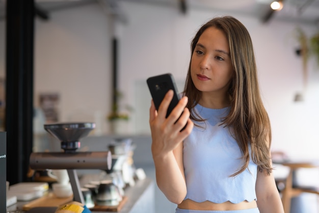 Retrato de joven bella empresaria multiétnica en la cafetería.