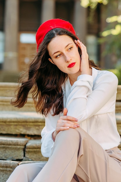 Retrato de una joven y bella morena con una boina roja