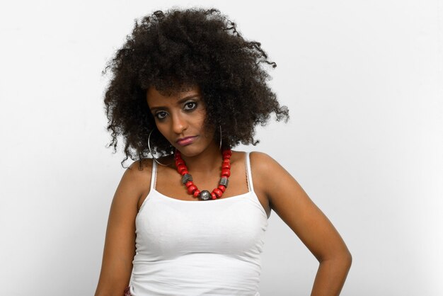 Retrato de joven bella mujer africana con cabello Afro