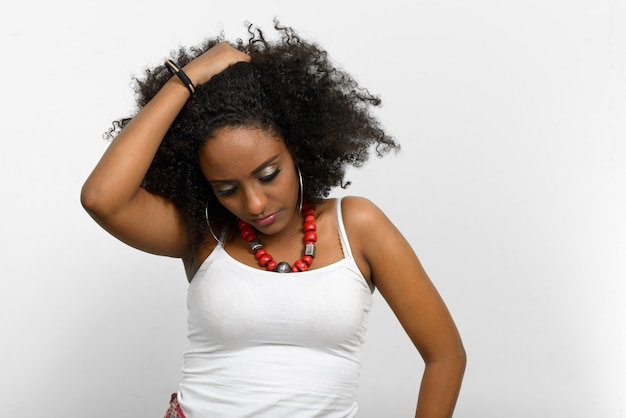 Retrato de joven bella mujer africana con cabello Afro