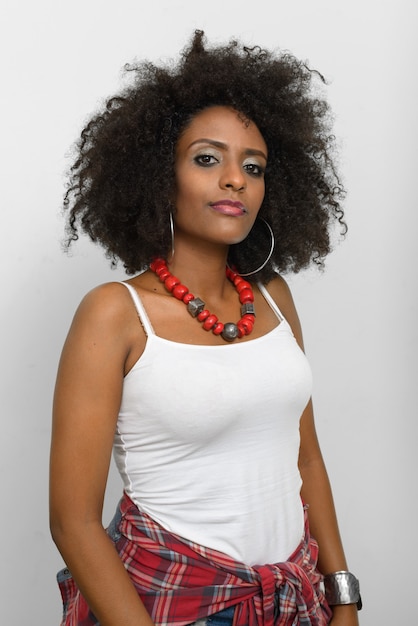 Retrato de joven bella mujer africana con cabello Afro