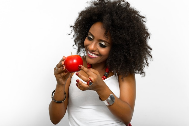 Retrato de joven bella mujer africana con cabello Afro