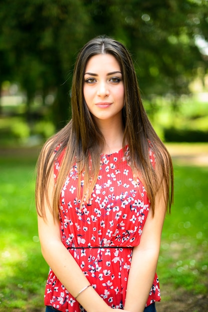 Retrato de una joven bella mujer al aire libre en un parque