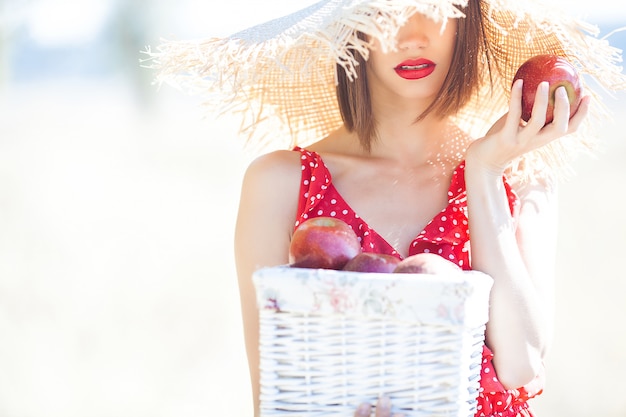 Retrato de joven bella mujer al aire libre en verano u otoño jugoso Mujeres en otoño. Señora de la naturaleza con vestido rojo con estilo.