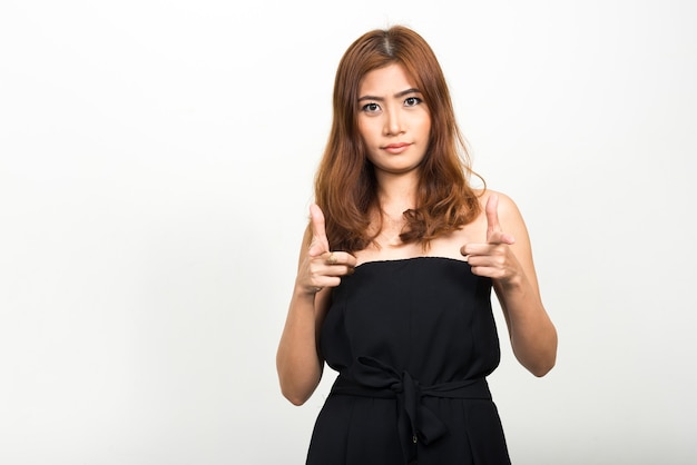 Retrato de joven bella mujer asiática apuntando