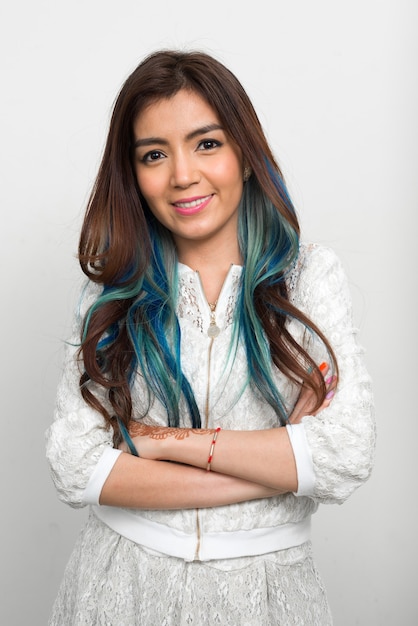 Retrato de joven bella mujer asiática con cabello teñido