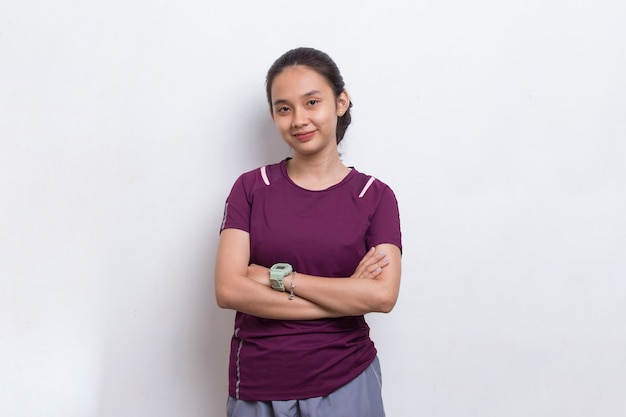 Retrato de joven bella mujer asiática deporte sobre fondo blanco.