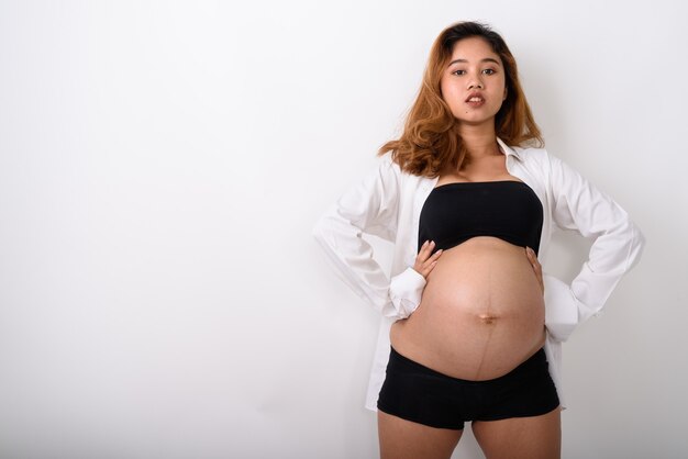 Retrato de joven y bella mujer asiática embarazada