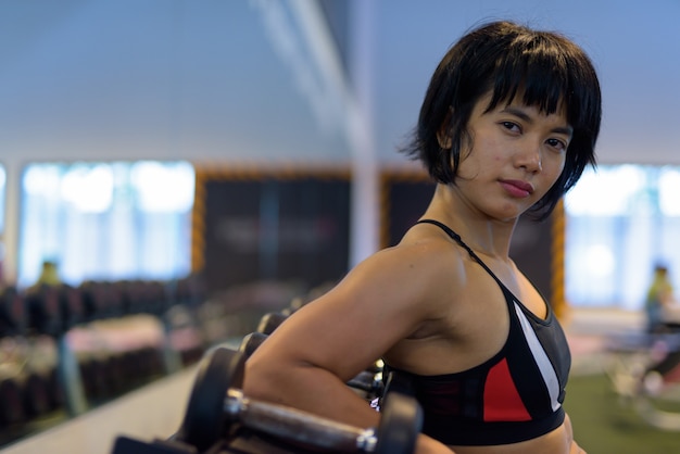 Retrato de joven bella mujer asiática en el gimnasio