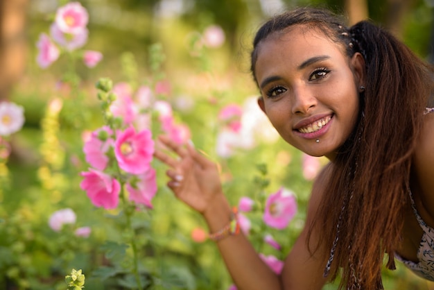 Retrato de joven bella mujer asiática relajante en el parque