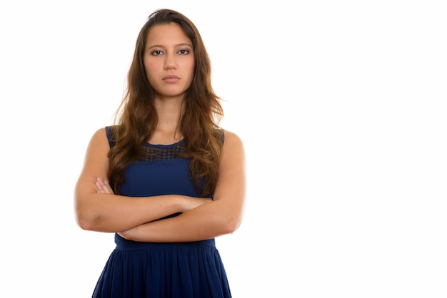 Retrato de joven bella mujer con los brazos cruzados