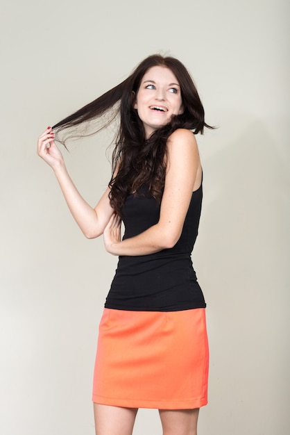 Retrato de joven bella mujer con cabello castaño