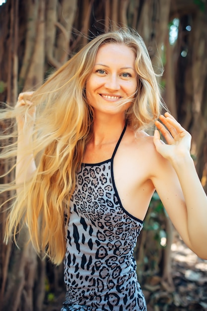 Retrato de una joven bella mujer con cabello largo