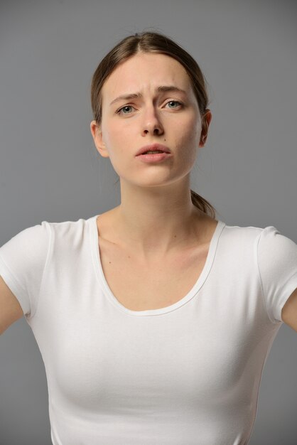 Retrato de una joven bella mujer con una camiseta blanca