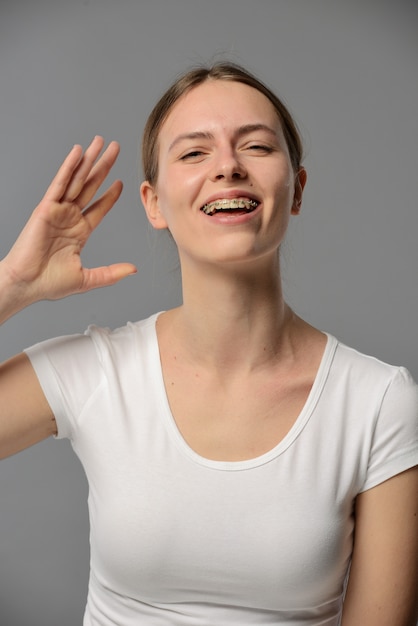 Retrato de una joven bella mujer con una camiseta blanca