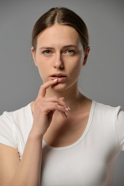 Retrato de una joven bella mujer con una camiseta blanca