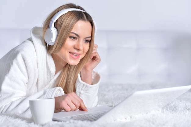 Retrato de joven bella mujer escuchando música