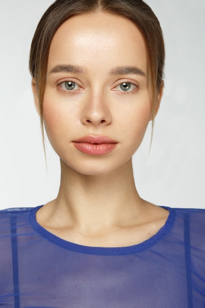 Retrato de una joven bella mujer en un estudio