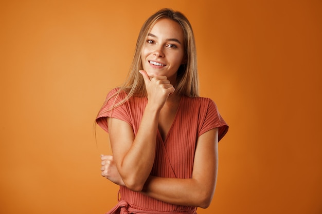 Retrato de una joven bella mujer feliz sonriendo