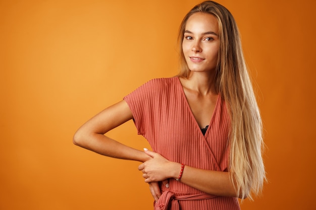 Retrato de una joven bella mujer feliz sonriendo