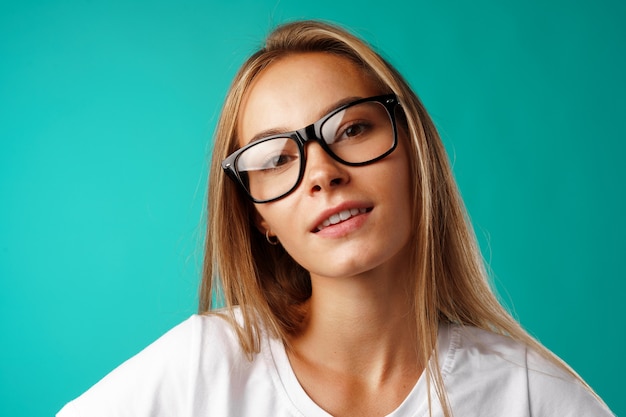 Retrato de una joven bella mujer feliz sonriendo