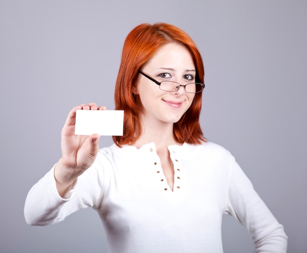 Retrato de una joven bella mujer feliz con tarjeta blanca en blanco