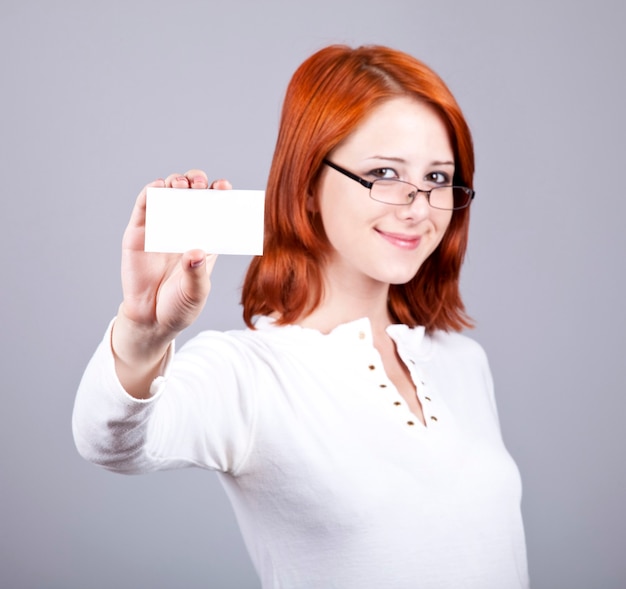 Retrato de una joven bella mujer feliz con tarjeta blanca en blanco