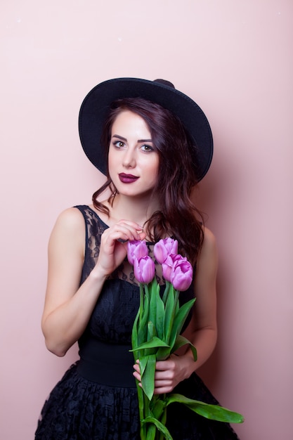 Retrato de una joven bella mujer con flores