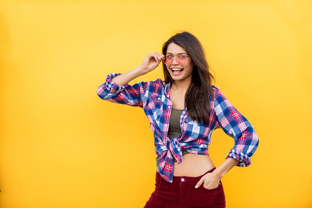 Retrato de joven bella mujer con gafas de sol