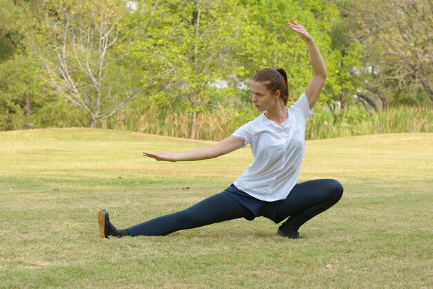 Retrato de joven bella mujer haciendo ejercicio en el parque al aire libre