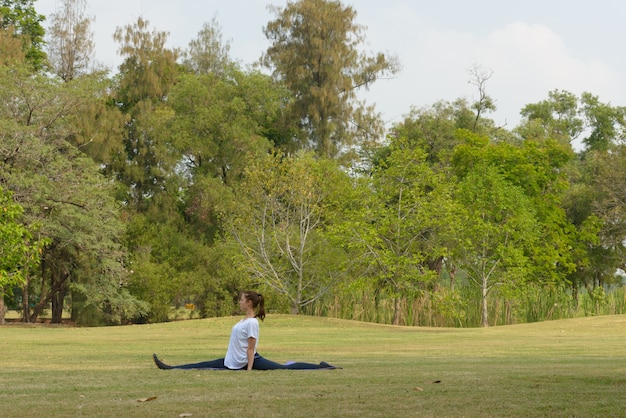 Retrato de joven bella mujer haciendo ejercicio en el parque al aire libre