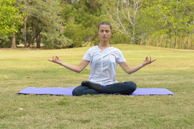 Retrato de joven bella mujer haciendo ejercicio en el parque al aire libre