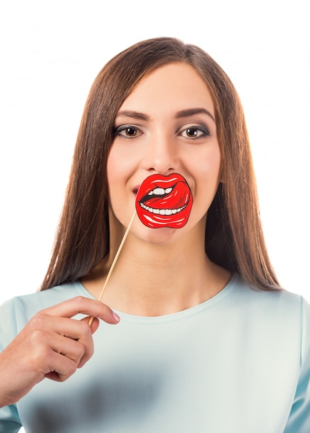 Retrato de una joven bella mujer con labios de papel.