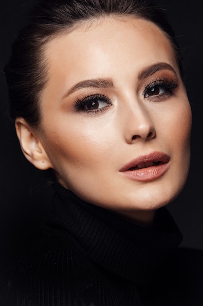 Retrato de joven bella mujer con maquillaje de noche