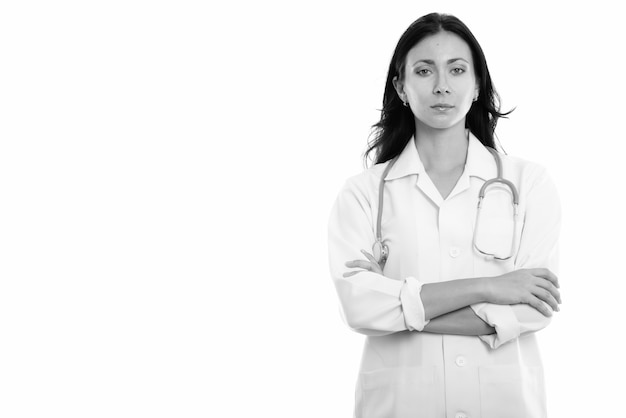 Retrato de joven bella mujer médico aislado en blanco en blanco y negro