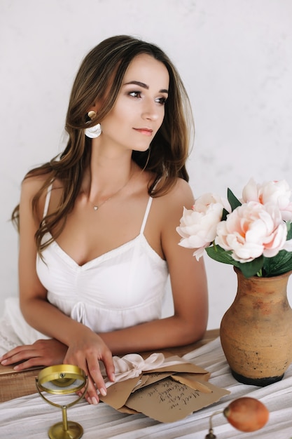 Retrato de una joven y bella mujer. Mujer en vestido blanco.