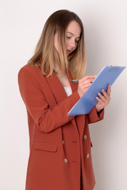 Retrato de joven bella mujer de negocios en la oficina