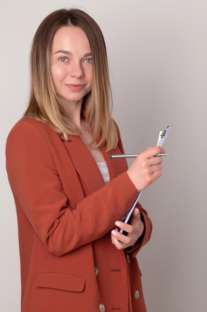 Retrato de joven bella mujer de negocios en la oficina