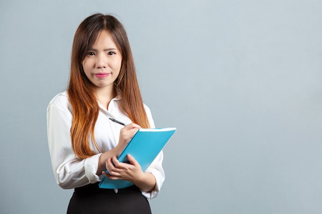 Retrato de joven bella mujer de negocios