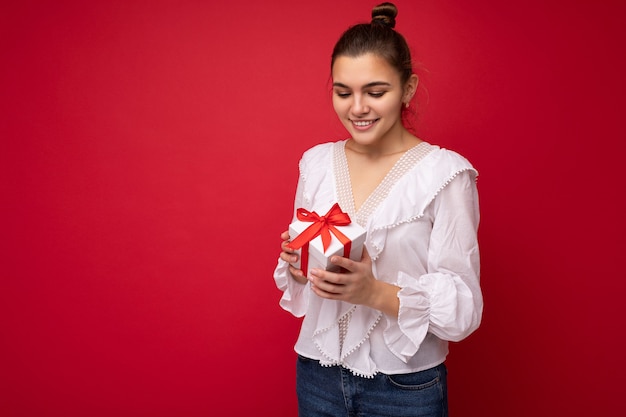 Retrato de joven bella mujer con regalo