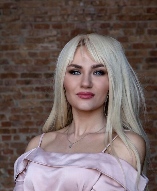 Retrato de una joven y bella mujer rubia con un cabello maravilloso