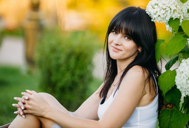 Retrato de joven bella mujer sonriente al aire libre