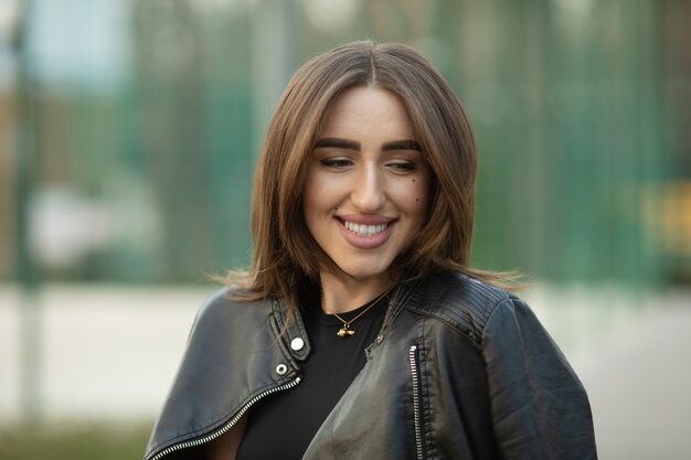 Retrato de joven bella mujer sonriente feliz, al aire libre, con espacio de copia.