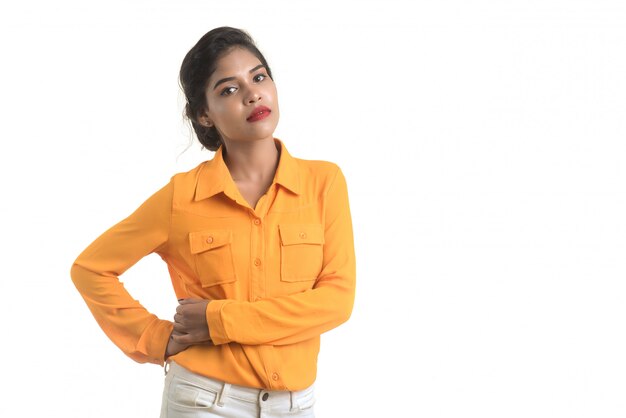 Retrato de joven bella mujer sonriente