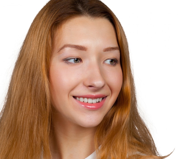 Retrato de joven bella mujer sonriente