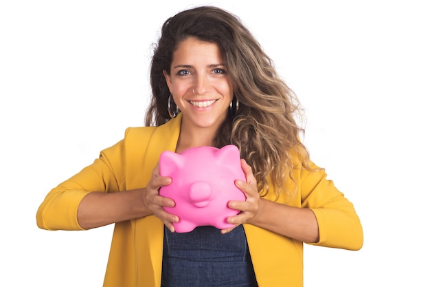 Retrato de joven bella mujer sosteniendo una alcancía Pared blanca aislada. Ahorre el concepto de dinero.