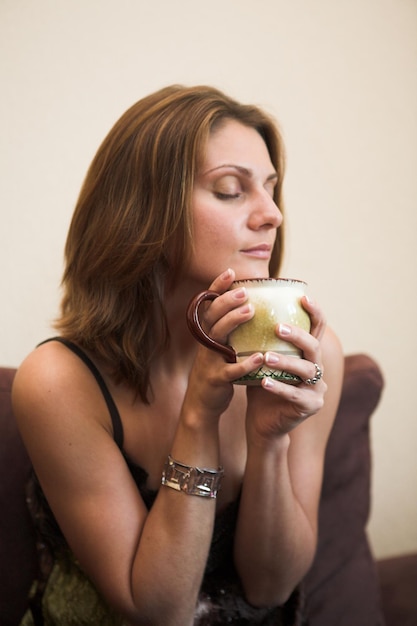 Retrato de joven bella mujer con té