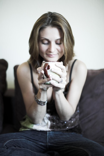 Retrato de joven bella mujer con té