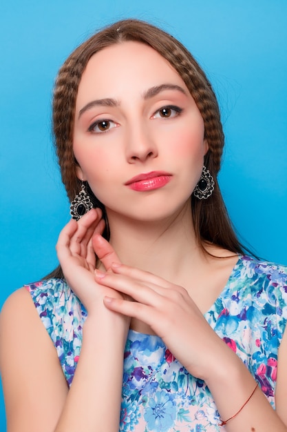 Retrato de joven bella mujer con vestido de verano