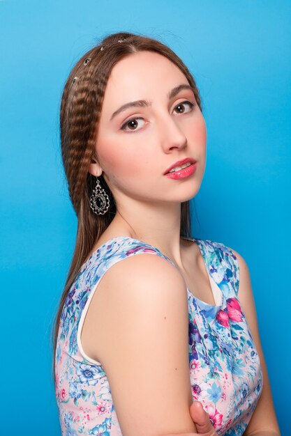 Retrato de joven bella mujer con vestido de verano